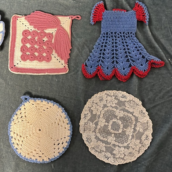 6 Pc VTG Doilies and Potholders - Picture 4 of 4